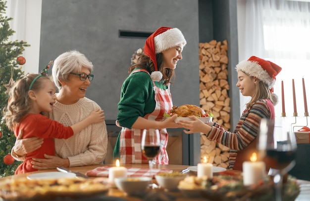 Famiglia festeggiano il Natale