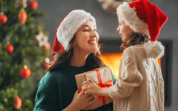 Famiglia festeggiano il Natale