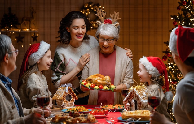 Famiglia festeggiano il Natale