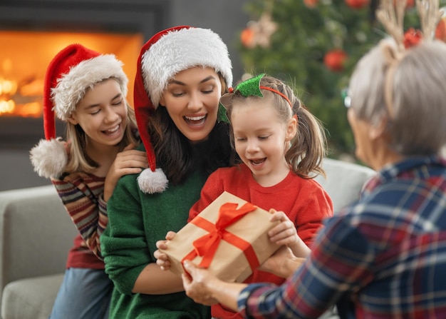 Famiglia festeggiano il Natale