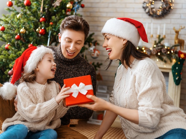 Famiglia festeggiano il Natale