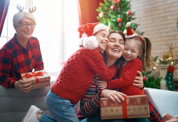 Famiglia festeggiano il Natale