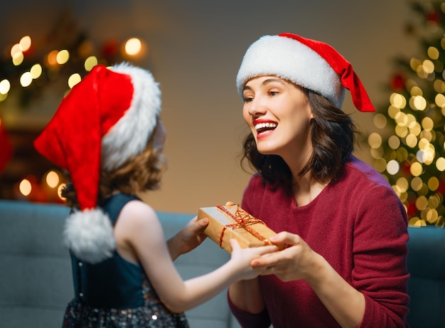 Famiglia festeggiano il Natale