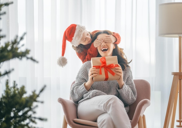 Famiglia festeggiano il Natale