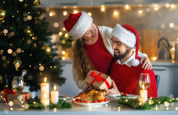 Famiglia festeggiano il Natale