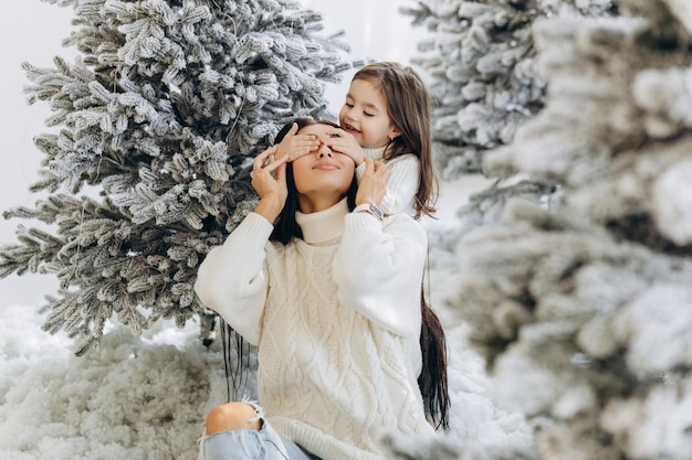 Famiglia festeggiano il Natale