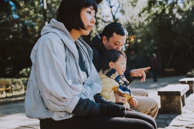 Famiglia giapponese felice di trascorrere del tempo all'aperto