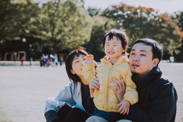 Famiglia giapponese felice di trascorrere del tempo all'aperto