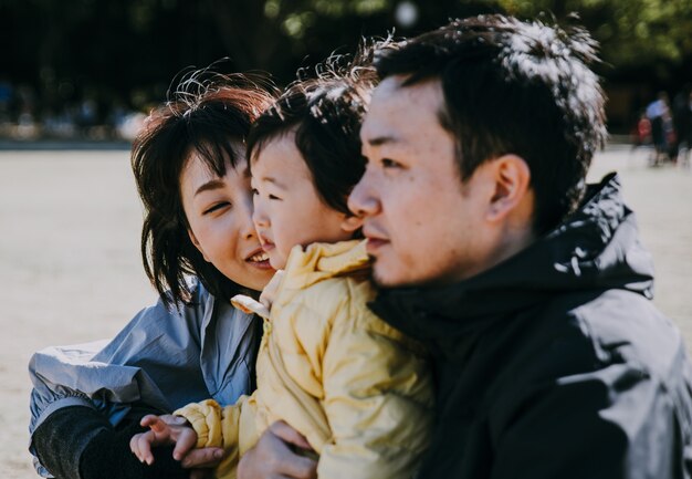 Famiglia giapponese felice di trascorrere del tempo all'aperto