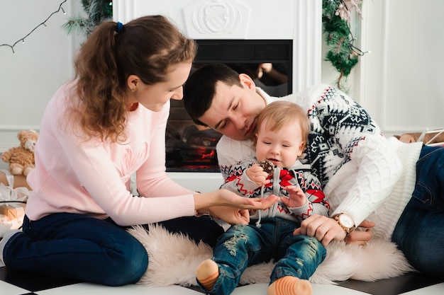 Famiglia giocando accanto al caminetto