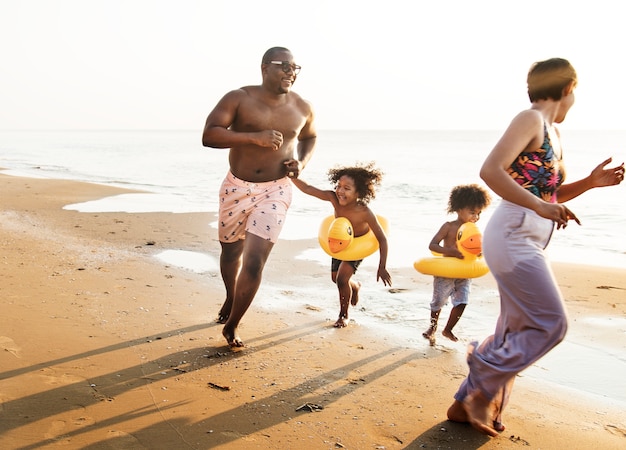 Famiglia giocando insieme in spiaggia