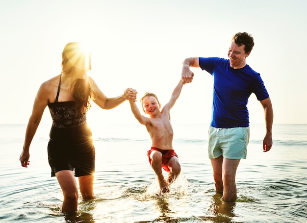 Famiglia giocando insieme in spiaggia