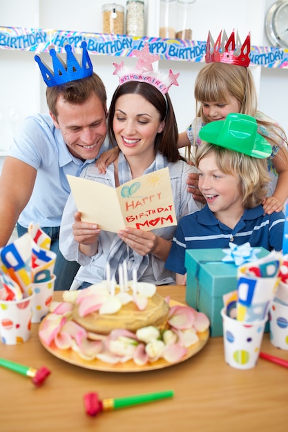 Famiglia gioiosa che celebra il compleanno della madre