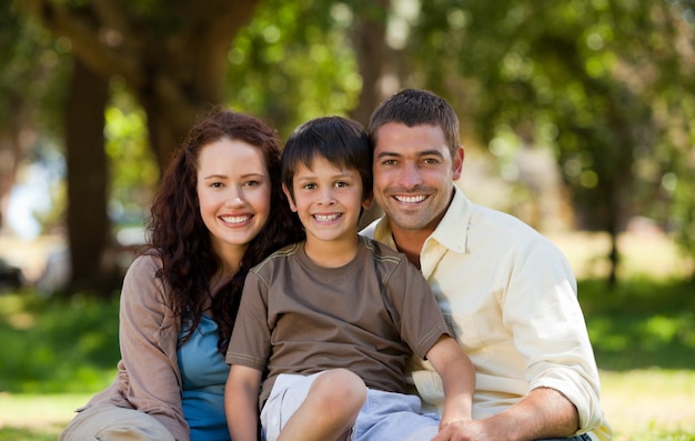 Famiglia gioiosa che si siede nel giardino