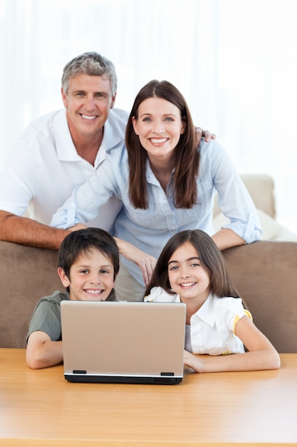 Famiglia gioiosa guardando la telecamera