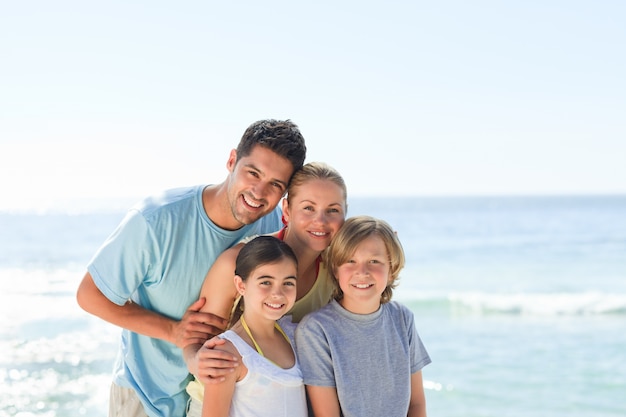 Famiglia gioiosa in spiaggia