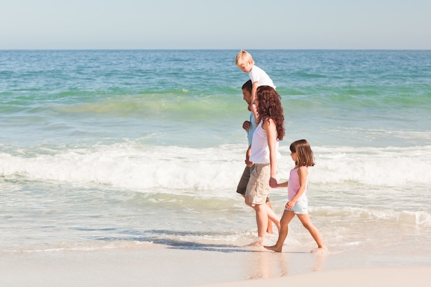 Famiglia gioiosa in spiaggia