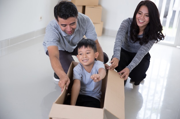 Famiglia godendo la loro nuova casa