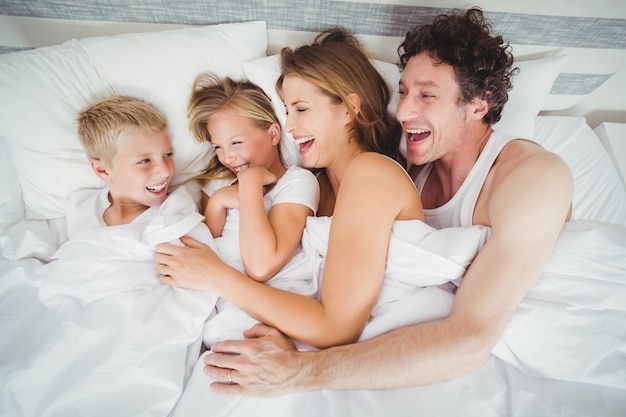 Famiglia godendo sul letto