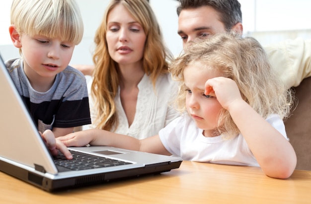 Famiglia guardando il loro portatile