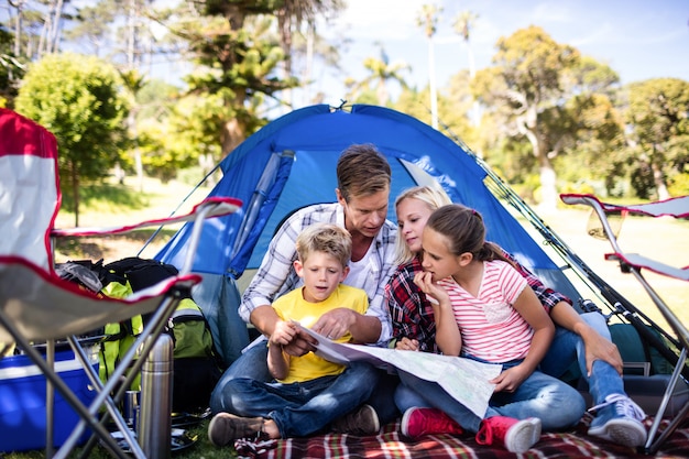 Famiglia guardando una mappa