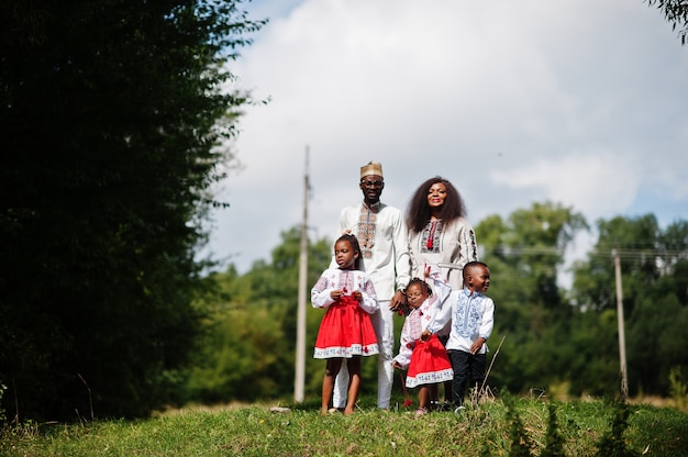 famiglia in abiti tradizionali al parco