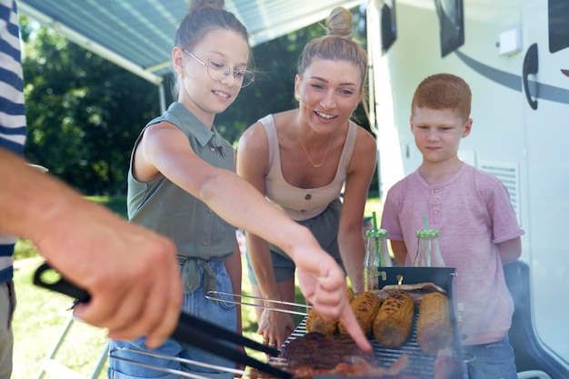 Famiglia in attesa dei pasti barbecue