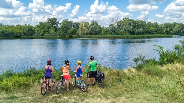 Famiglia in bici in bicicletta all'aperto