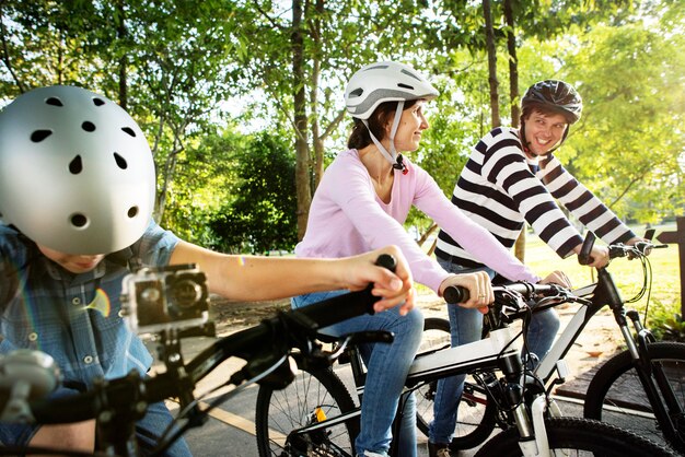 Famiglia in bicicletta nel parco