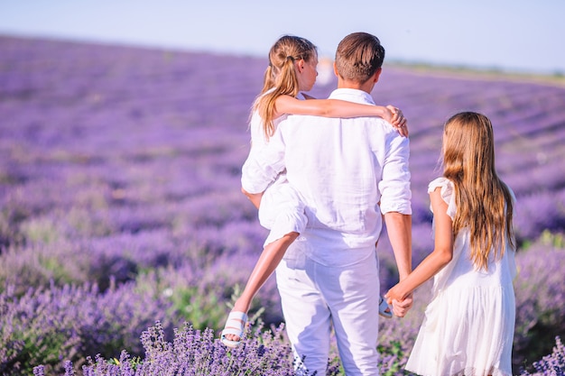 Famiglia in campo di fiori di lavanda