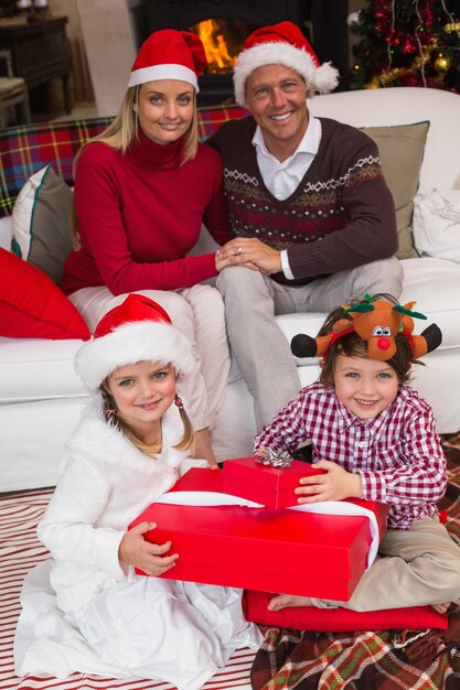 Famiglia in cappelli di santa festeggia il Natale