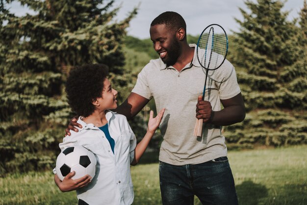 Famiglia in cerca di altro con palla e racchetta