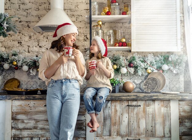 Famiglia in cucina che decora per Natale