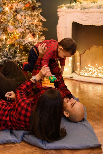 Famiglia in decorazioni natalizie