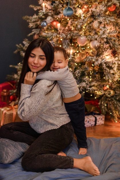 Famiglia in decorazioni natalizie