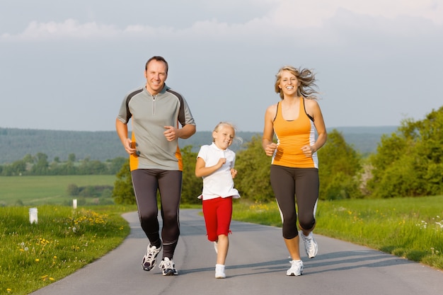 Famiglia in esecuzione per lo sport all'aperto