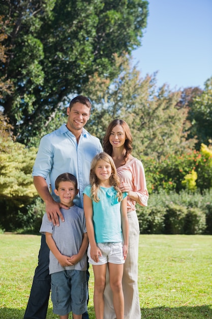 Famiglia in piedi in campagna