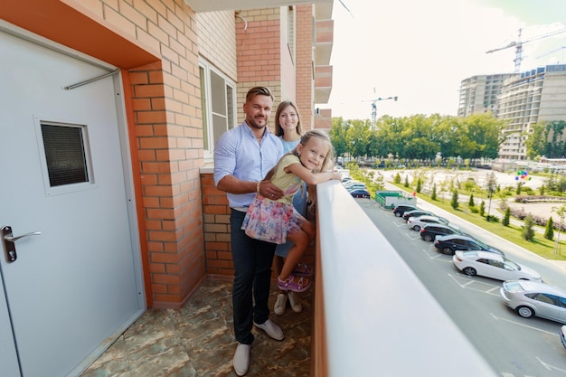 Famiglia in piedi sul balcone