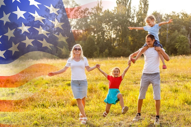 Famiglia in posa con la bandiera americana, bandiera usa