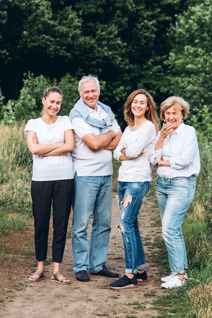 Famiglia in posa in un parco estivo