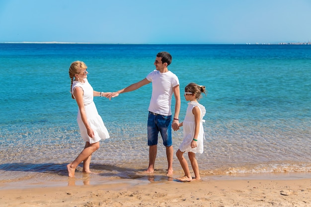 Famiglia in riva al mare