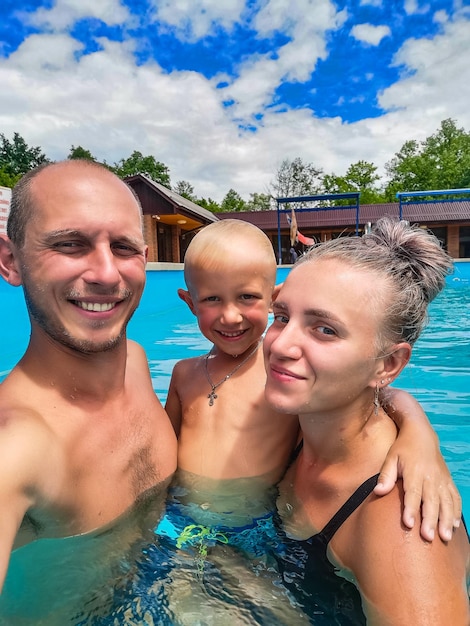 Famiglia in una piscina con acqua termale nella sorgente termale di Adygea Russia 2021