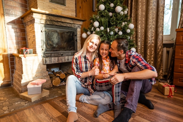 Famiglia in una vecchia casa in legno. Bellissime decorazioni natalizie. L'atmosfera festosa. Vacanze di Natale.