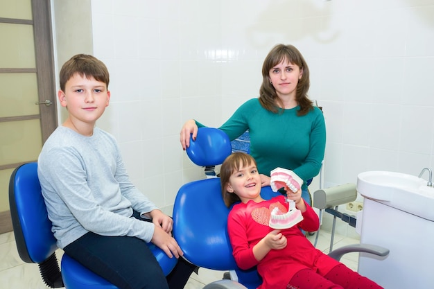 Famiglia in uno studio odontoiatrico