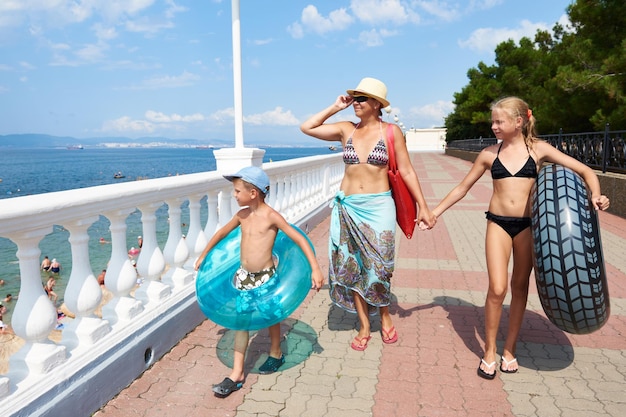 Famiglia in vacanza al mare a piedi lungo la passeggiata