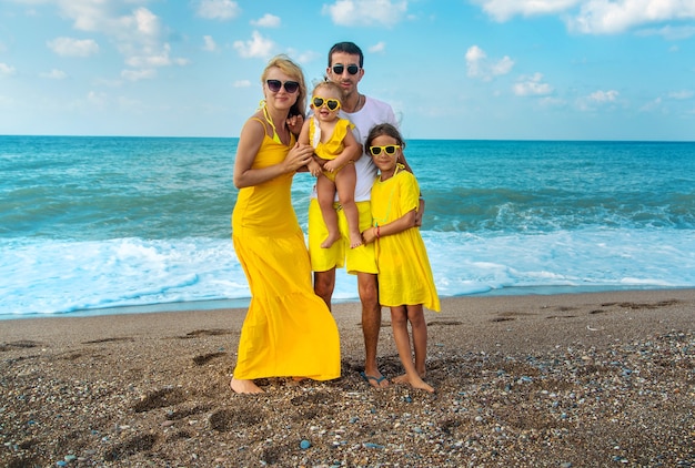 Famiglia in vacanza al mare. Messa a fuoco selettiva.