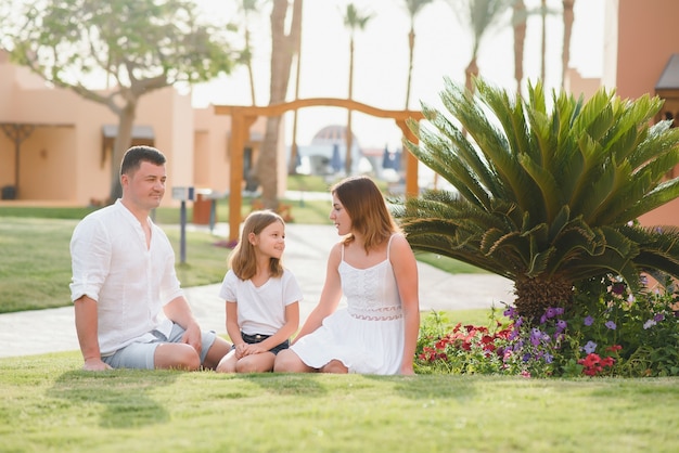 Famiglia in vacanza in un hotel di lusso