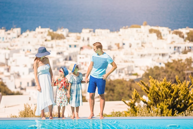 Famiglia in vacanza nella città di Mykonos, in Grecia