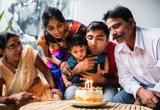 Famiglia indiana celebra una festa di compleanno