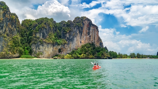 Famiglia kayak, madre e figlia pagaiare in kayak sul tour in canoa sul mare tropicale vicino alle isole, divertirsi, vacanza attiva con i bambini in Thailandia, Krabi